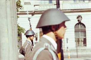 Berlin-Mitte, Unter den Linden. Wachsoldaten vor der Neuen Wache
