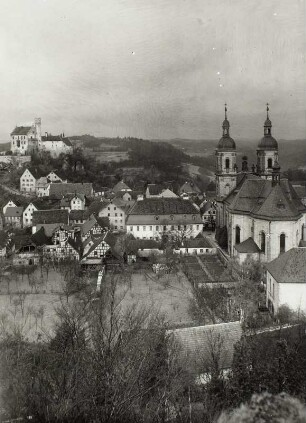 Gößweinstein, Ortsansicht : Gößweinstein. Ortsansicht mit Burg und Wallfahrtskirche vom Kreuzberg (von Süden)