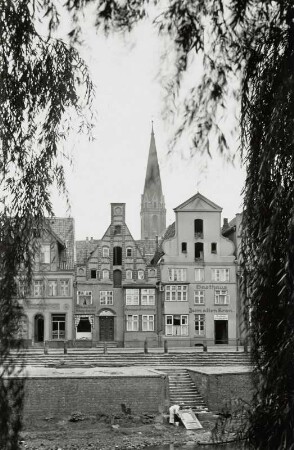 Lüneburg, Stintmarkt : Lüneburg. Am Stintmarkt. Westseite mit Gasthaus "Zum alten Kran" und Turm der Nikolaikirche
