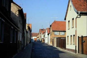 gepflasterte Straße mit Häuserzeilen