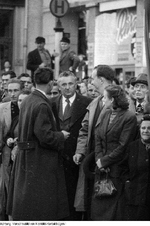 Dresden, Strehlen, Sportplatz, Radrennen Internationale Friedensfahrt, Donath-Ausstellung (Produkte der Obstkelterei Donath, ab 1950 VEB Lockwitzgrund), Oktober 1951