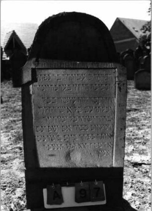 Grabstein 97 (Index: 99798136) Material: Sandstein, rot Zustand: leicht verwittert Maße HxBxT: 111x60x8 cm Beschreibung: Stele, geschweifter Abschluß: Grabstein 97A