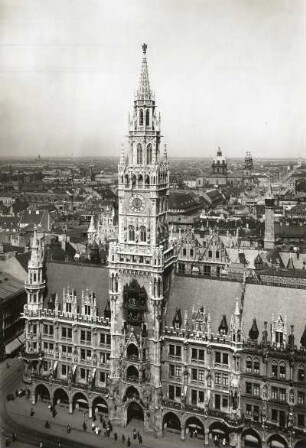 München, Neues Rathaus : München. Blick vom Turm der Peterskirche über das Neue Rathaus nach Norden