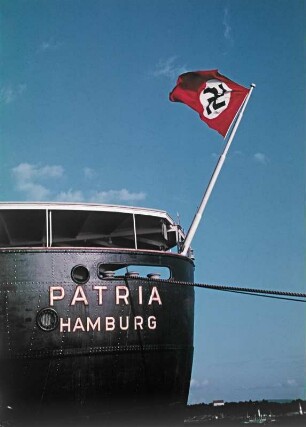 Passagierschiff "Patria" : Passagierschiff "Patria" (1938) der Hamburg-Amerikanische Packetfahrt-Actiengesellschaft (HAPAG). Teilansicht mit Hakenkreuzfahne