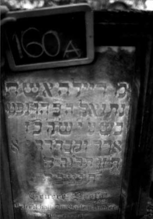 Grabstein 160 (Index: 100109747) Material: Sandstein, Marmorplatte Zustand: leicht verwittert Maße HxBxT: 152x60x30 cm Beschreibung: rechteckige Stele, getreppter Sockel, Schriftplatte: Grabstein 160A