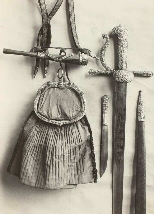 Jagdgarnitur: Jagdhorn mit Gehänge und Schwedler (Jagdtasche) und Hirschfänger und Waidbesteck