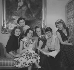 Gruppenaufnahme von sechs jungen Damen