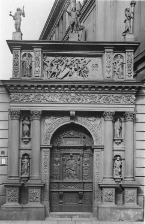 Portal der Schlosskapelle