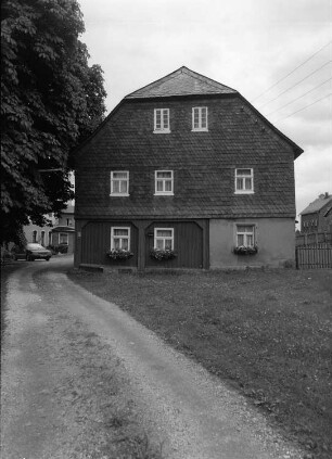 Grünbach-Muldenberg, Schönecker Straße 13. Ehemaliges Flößerhaus (1666). Straßenansicht (Giebelseite)