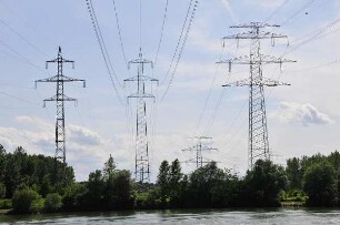 Donau bei Krems - Hochspannungsleitungen : Hochspannungsleitungen überspannen die Donau. Aufgenommen an der Donau in der Nähe von Krems am 16. Juni 2011