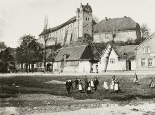 Wettin. Burg (961 erwähnt). Ansicht vom Saaleufer (von Südost) mit Kindergruppe