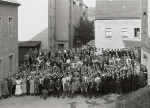 Belegschaft der Schuhfabrik Stadler im Hof