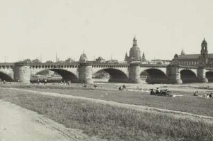 Dresden. Augustusbrücke : Dresden. Blick vom Neustädter Ufer über die Elbwiesen zur Augustusbrücke, dahinter Ständehaus und Frauenkirche. Sommer