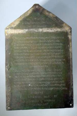 Tafel mit lateinischer Inschrift: Gastfreundschaftsvertrag zwischen Familien aus Asturien (Spanien)
