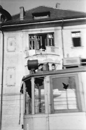 Bukarest: SOS Bonaparte: Zerschossene Straßenbahn und Haus dahinter