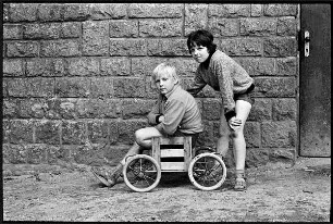 Zwei Jungen mit Kistenwagen