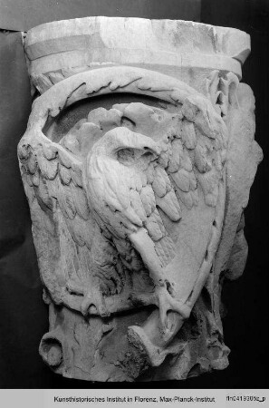 Fragment der nördlichen Rankensäule vom Hauptportal des Domes