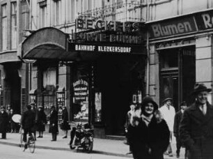 Szene aus dem Dokumentarfilm "Der Dresdner Bilderbogen". Straßenbild vor "Beckers bunter Bühne"