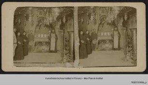 Altar über der Geburtsstelle Jesu mit russisch-orthodoxem Geistlichen, Pilgern und einem Soldaten mit Gewehr