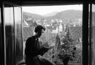 Freiburg i. Br.: Ausblick aus Fenster auf Herdern mit Gräfin Kanitz