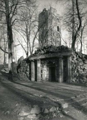 Machern. Schlosspark (1760 begonnen, 1782/1799, E. W. Glasewald). Turm der künstlichen Ruine (sogenannte "Ritterburg", 1795/1796) mit Grottenzugang