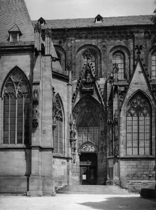 Worms. Dom Sankt Peter (Neubau um 1130-1181, Wiederherstellung nach 1689, Teilerneuerung 1902-1906). Teilansicht der Südseite mit Portal