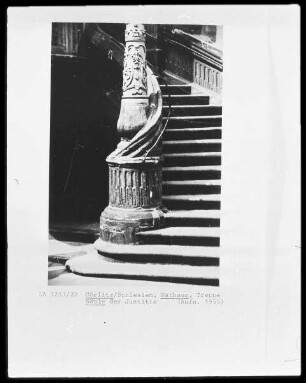 Kandelabersäule mit Standbild der Justitia