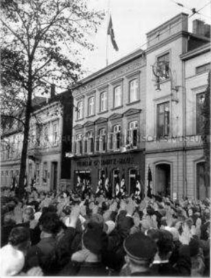 NS-Kundgebung vor dem Wilhelm-Göldnitz-Haus in Altona