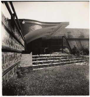 Badegarten Villa Silbermann, Brandenburg/Havel: Stufen, Schilfzaun, Badehaus