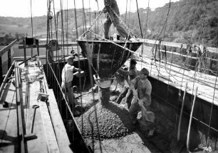 Schwäbisch Hall Tullauer Kocherviadukt 1367 Behelfsbrücke Baustelle Betonierung Pfeilerkopf F Betonschütte Bauarbeiter