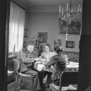 Wehrmachtssoldat in Uniform besucht seine Familie