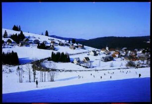 Altglashütten: Wintersporthang und Straßenkurve