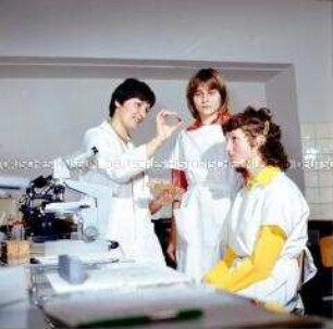 Ausbildung zu Krankenschwestern im Labor
