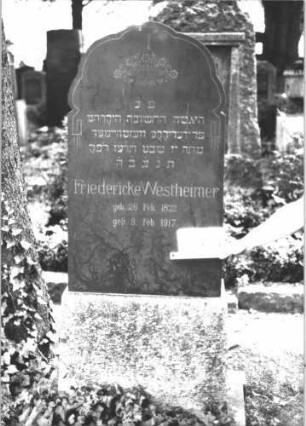 Grabstein 143 (Index: 100081818) Material: Granit Zustand: gut Maße HxBxT: 153x64x23 cm Beschreibung: Stele, Sockel, mehrfach geschwungener Abschluß Symbolik: Korb mit Blumen, eckige Voluten Steinmetz: Löffler: Grabstein 143
