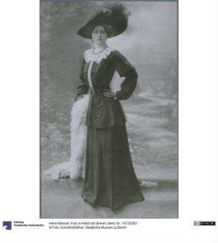 Frau in Kleid von Brevet