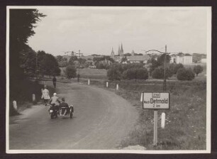 B 239 mit Blick auf die Kuhkämpe und Detmolds Innenstadt (Motorrad mit Beiwagen). Detmold. Hornsche Straße