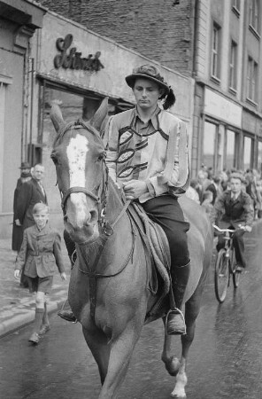 Ein Reiter im historischen Kostüm bei einem Umzug während der Festtage des Handwerks