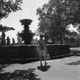 Dresden-Altstadt. Zwinger (1709-1728; M. D. Pöppelmann, B. Permoser). Nymphenbad. Brunnen über der Kaskade auf dem Wall