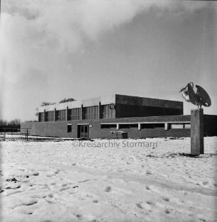 Volksschule: Schulstraße: Turnhalle: Neubau: Außenansicht: vorn rechts Skulptur "Schwan": Winter