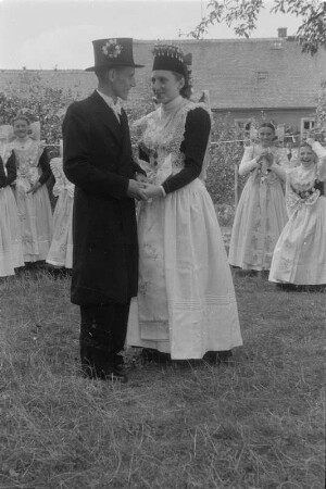 Sorbische katholische Hochzeit in Radibor. Das Brautpaar. : Serbski katolski kwas w Radworju. Kwasny por.