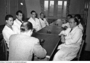 Dresden. Sachsenwerk Niedersedlitz, Angestellte des Sachsenwerkes werden über die Ergebnisse der Genfer Verhandlungen informiert, an denen Otto Nuschke als Beobachter teilnehmen konnte, 1956
