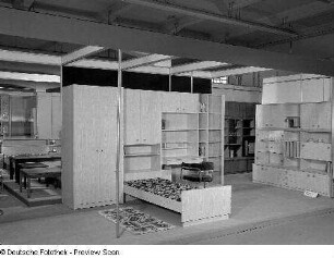 Anbauwand (Modell 5059) : Ausstellungskoje mit Anbaumöbeln des VEB Möbelkombinat Dresden-Hellerau. Ansicht mit Anbauwand (Modell 5059)