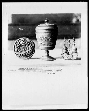 Pokal mit Relief einer Stadtbelagerung, Gefäße für Essig und Öl?