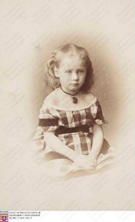 Hoop, Mathilde Freiin van der (* 1866) / Porträt als Mädchen, Halbfigur