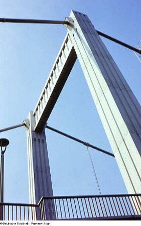 Budapest. Elisabethbrücke (Wiederaufbau 1960-1964). Ansicht eines Pfeilers