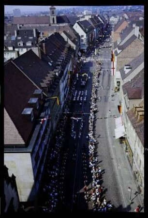 Freiburg: großer Festzug vom Turm des Martinstor zum Bertoldsbrunnen [850-Jahrfeier Stadt Freiburg]
