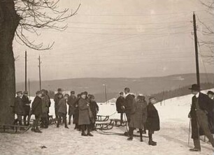 Schellerhau (Altenberg-Schellerhau). Schullandheim des Meißner Realgymnasiums. Ankunft einer Klasse