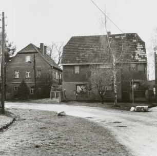 Stadtteilansicht mit Pfarrhaus (links)