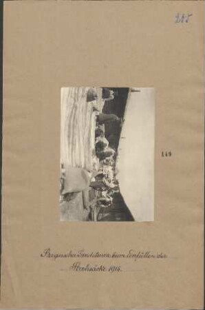 Bayerischer Landsturm beim Einfüllen der Strohsäcke 1915