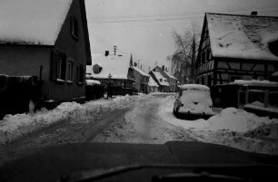 Unbefahrbare Straßen durch Schnee, Eis und Matsch